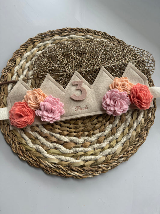 Gepersonaliseerde verjaardagskroon kroon met naam bloemen wolvilt vilt wisselbare verwisselbare cijfers