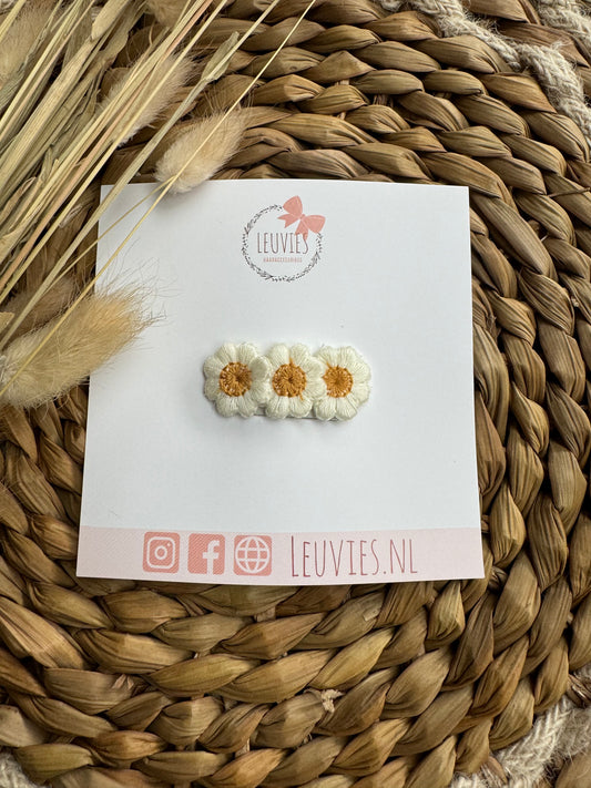 Antislip haarspeldje met bloemetjes of blaadjes in 13 verschillende varianten. Ideaal voor de eerste haartjes of gladde haartjes. Ze blijven gegarandeerd de hele dag goed zitten. Antislip speldjes klik je aan de zijkanten open en dicht.