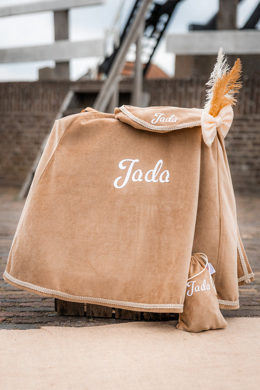 Luxe pietenpak beige met strik | Leuvies