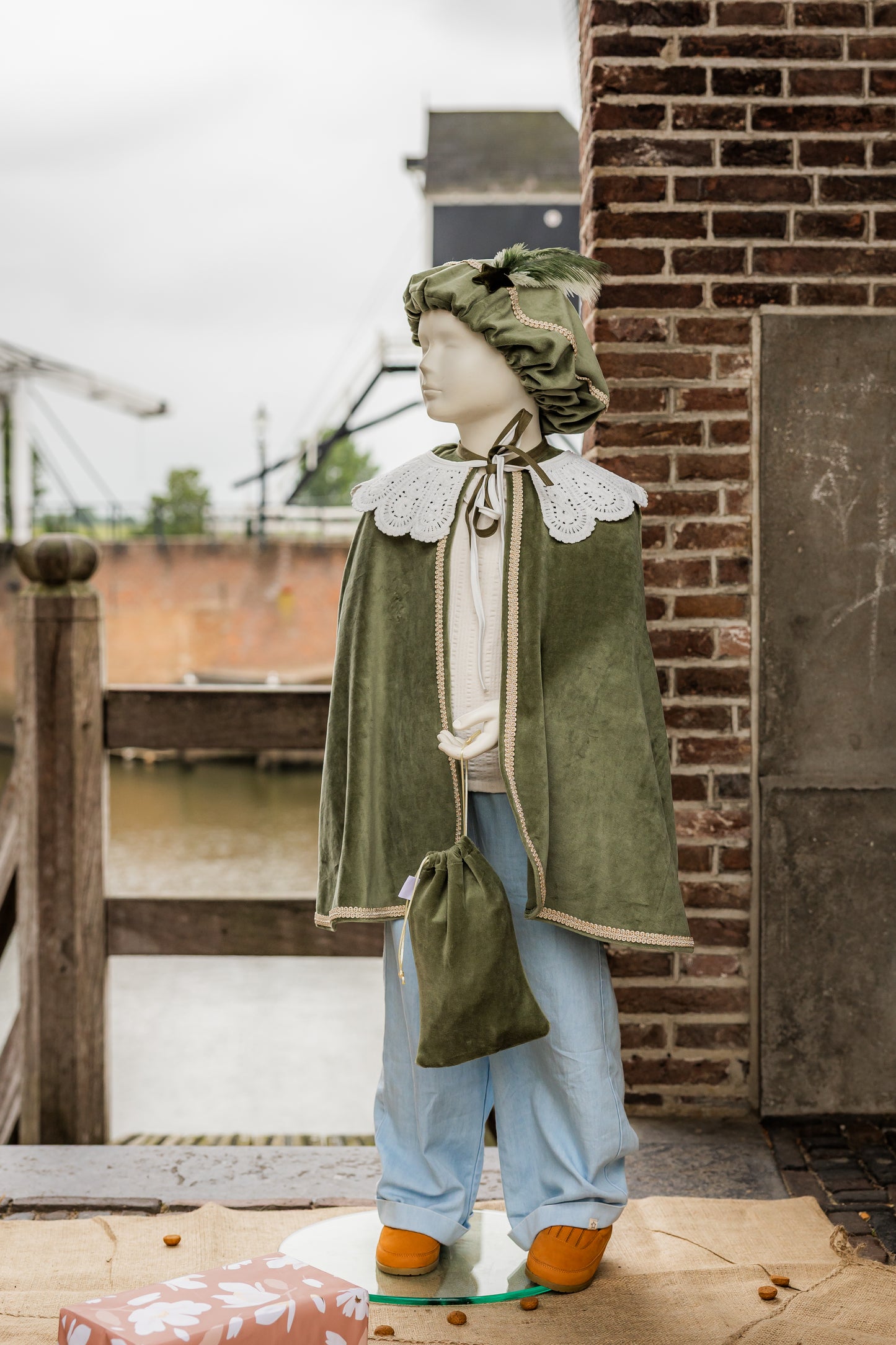 Luxe pietenpak groen met pietenmuts, cape en pepernotenzakje te personaliseren met naam.