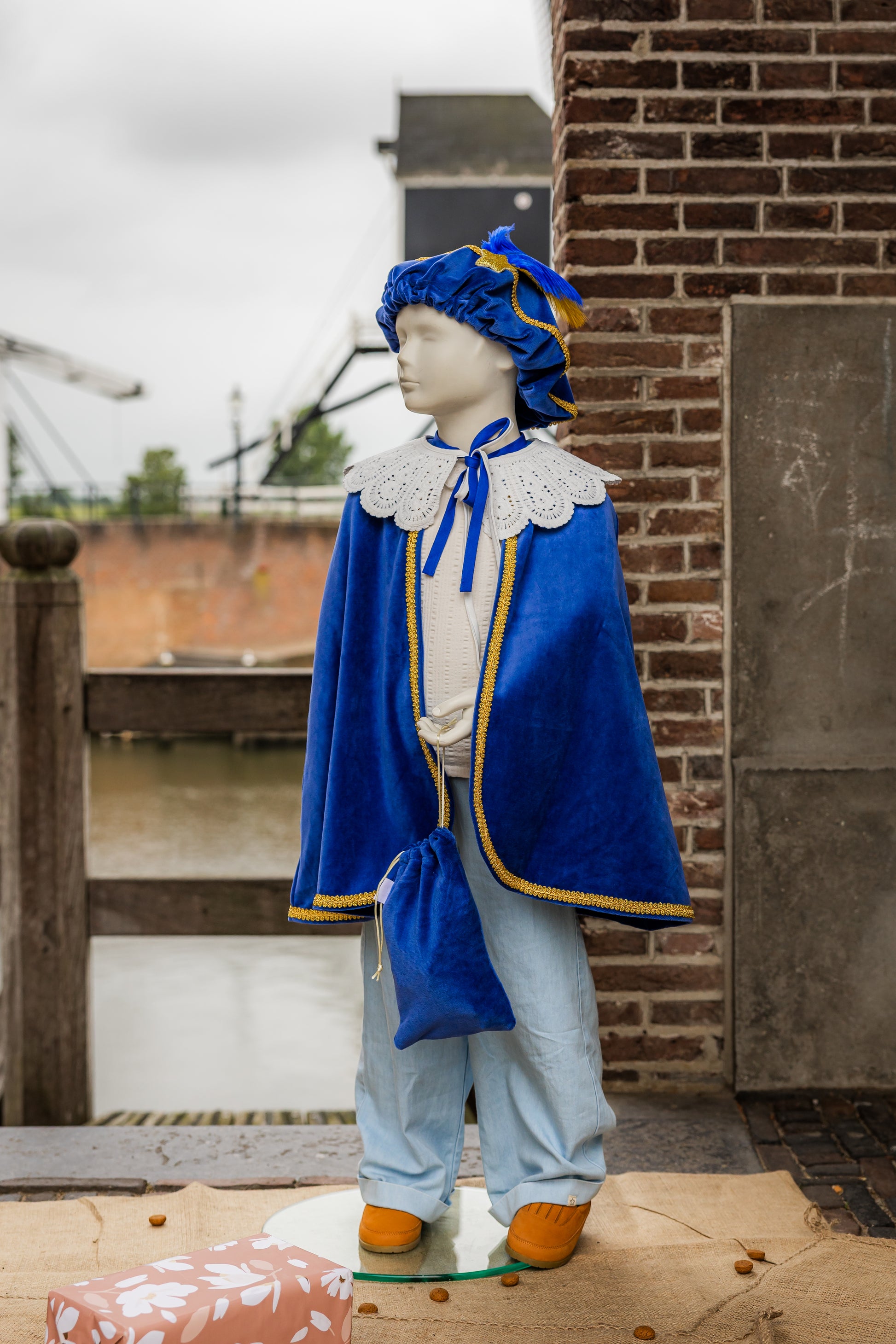 Luxe pietenpak hoofdpiet kobalt blauw met goud inclusief pietenmuts, cape en pepernotenzakje, te personaliseren met naam.