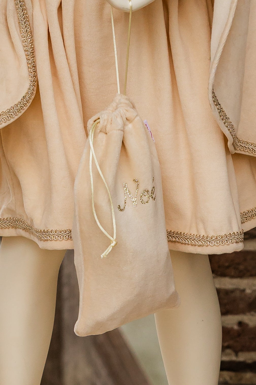 Luxe perpernotenzakje snoepzakje creme beige nicky velours te personaliseren met naam