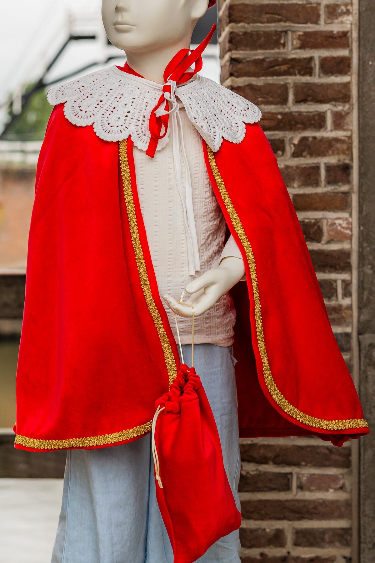 Luxe pietencape sintcape tabbert kind rood te personaliseren met naam.