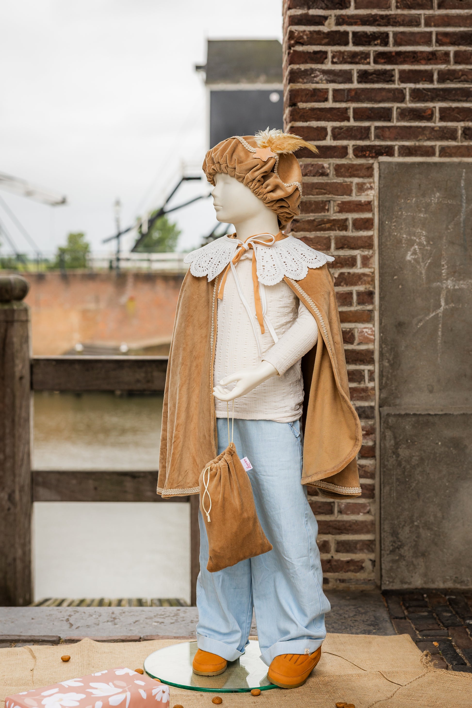 Luxe pietenpak beige bruin met ster met pietenmuts, cape en pepernotenzakje te personaliseren met naam.