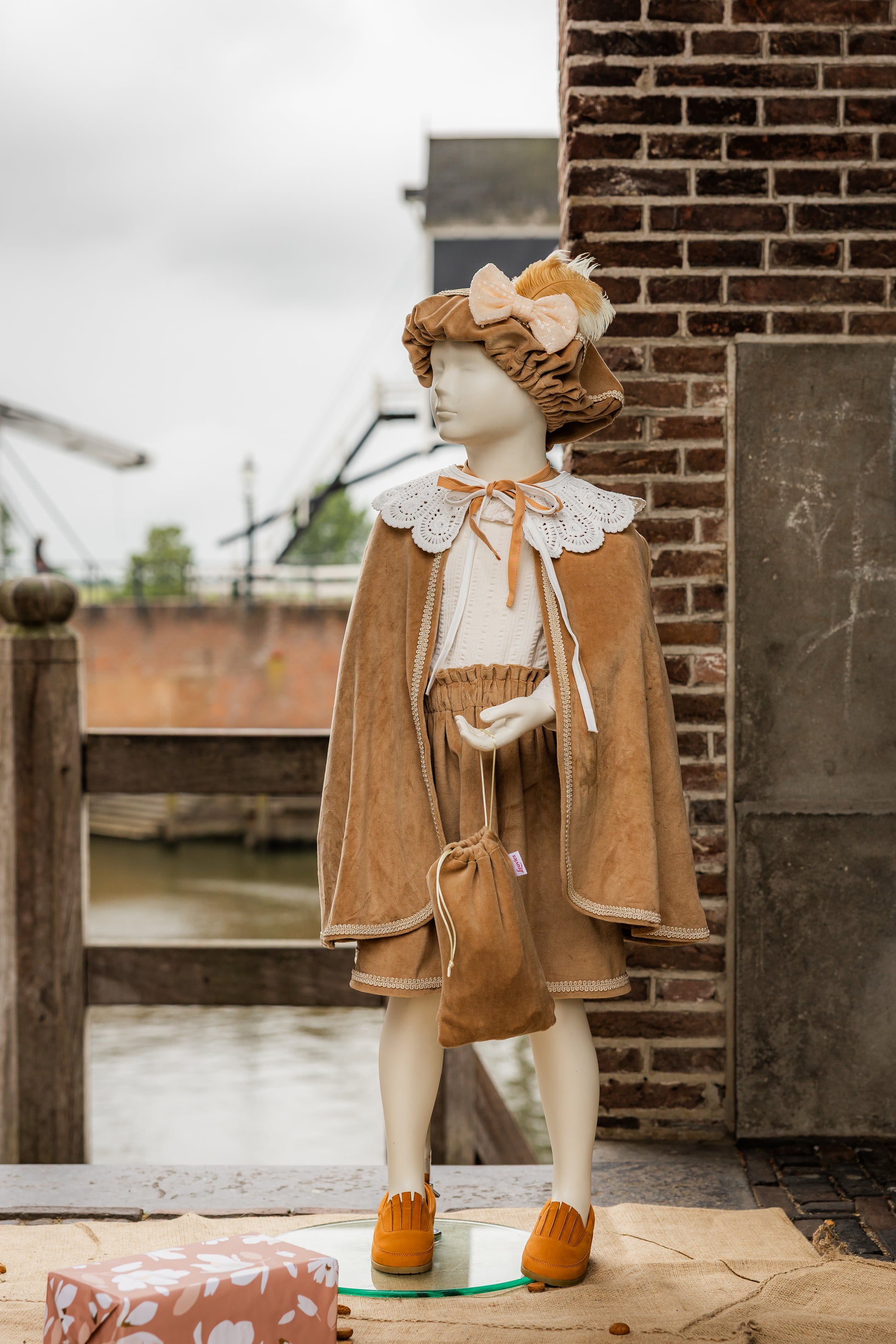 luxe pietenpak met pietenmuts, cape, rokje en pepernotenzakje, te personaliseren met naam.
