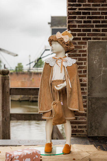 luxe pietenpak met pietenmuts, cape, rokje en pepernotenzakje, te personaliseren met naam.