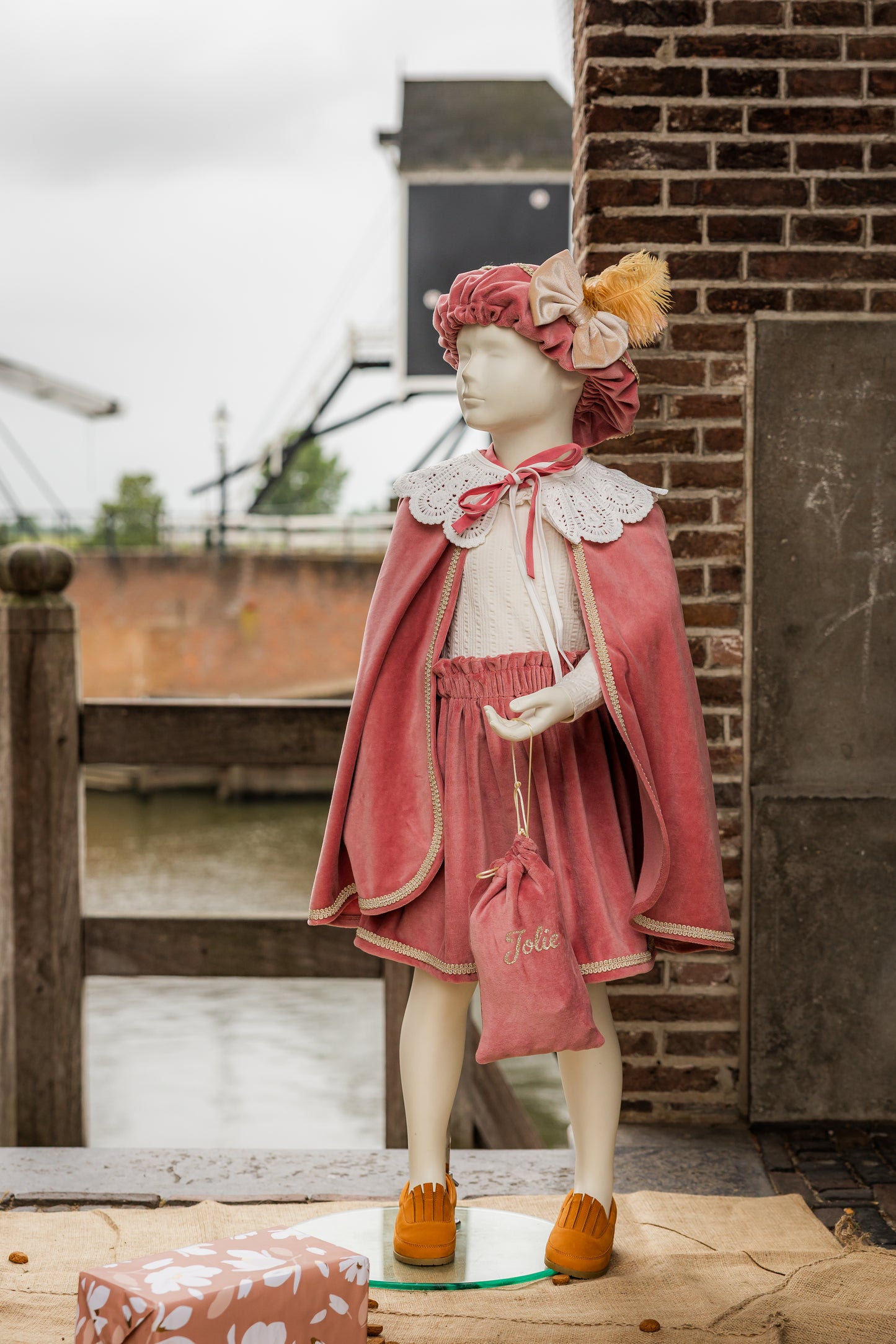 Luxe pietenpak oudroze met strik roze met pietenmuts, cape, rokje en pepernotenzakje te personaliseren met naam.