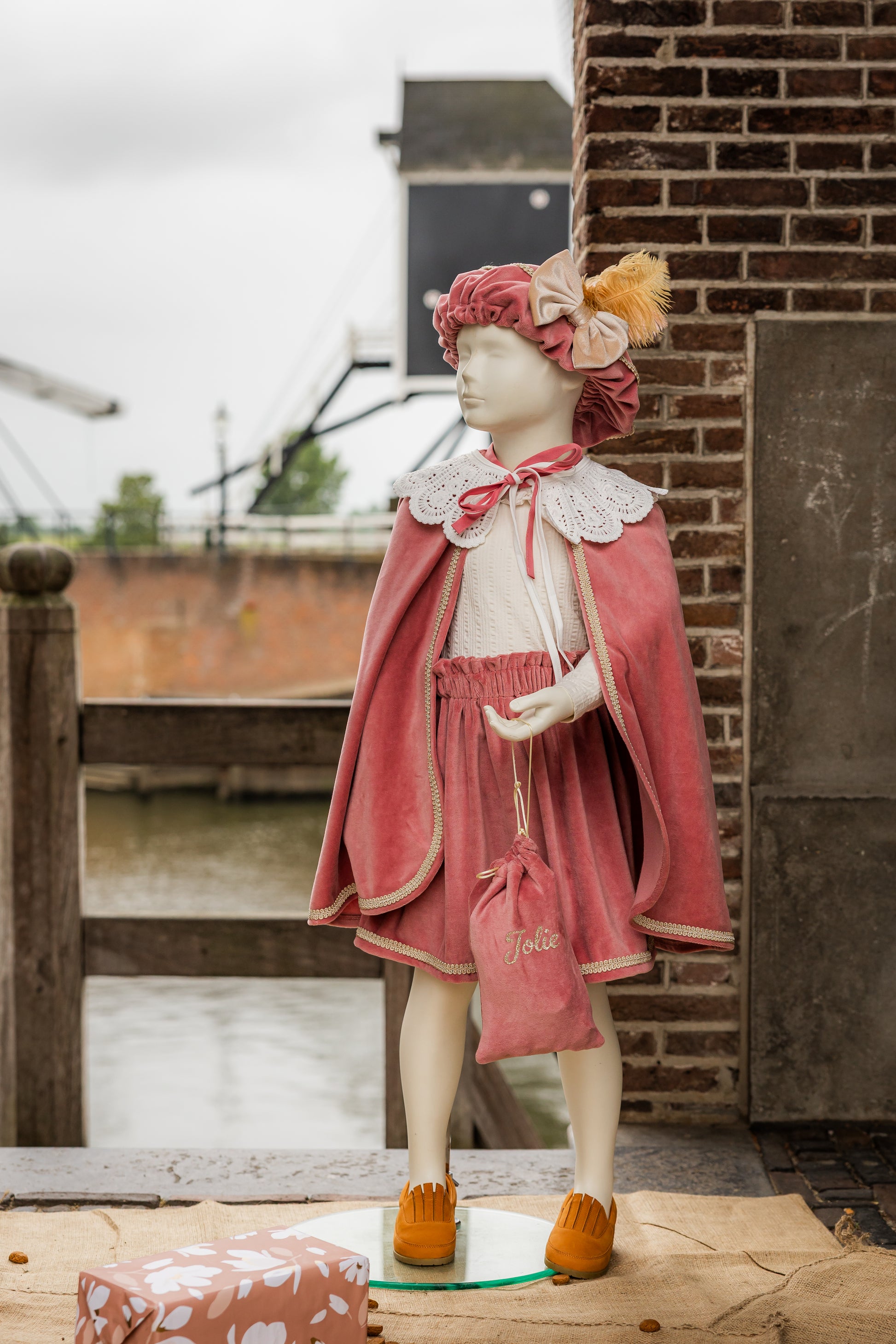 Luxe pietenpak oudroze met strik roze met pietenmuts, cape, rokje en pepernotenzakje te personaliseren met naam.
