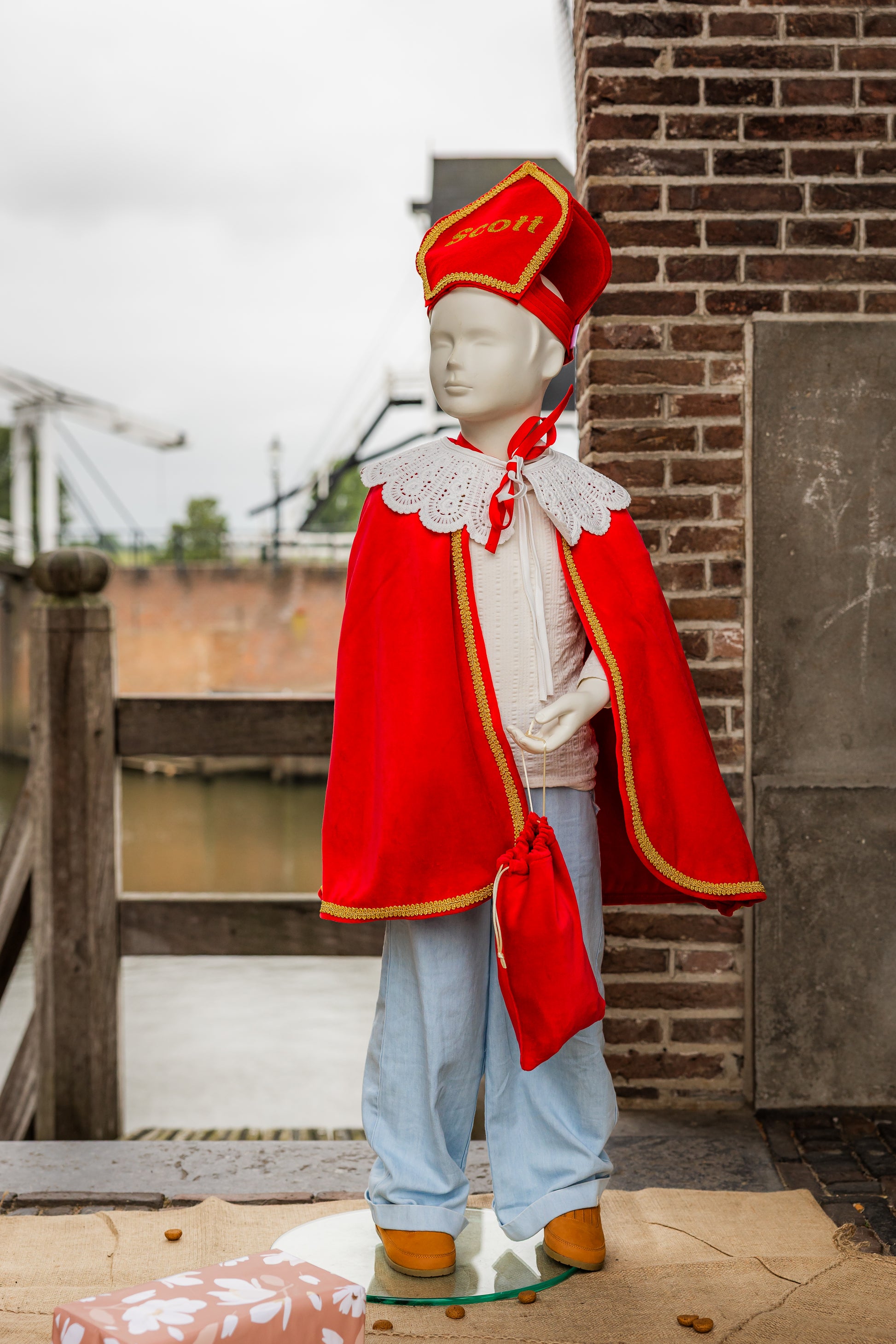 Luxe sinterklaasset rood met goud met mijter, cape en pepernotenzakjete personaliseren met naam.